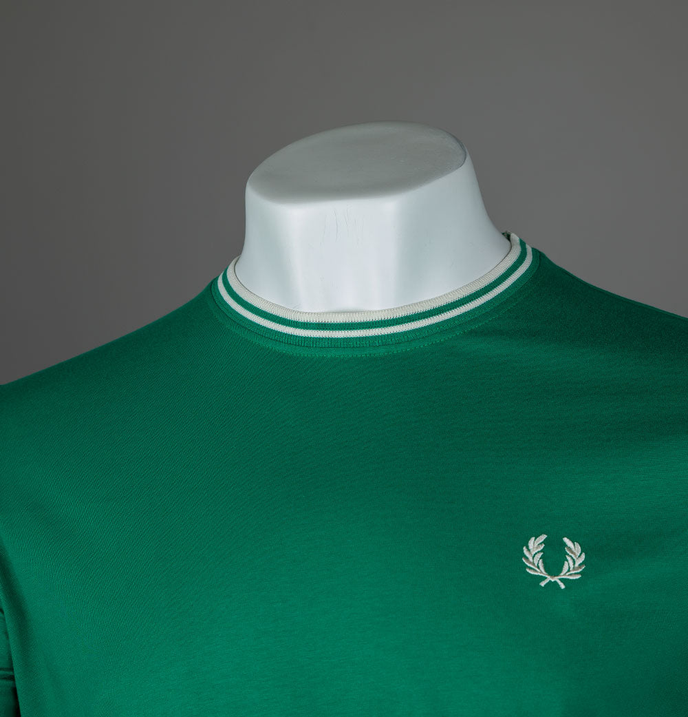 ★FRED PERRY★ Baseline Twin Tip T-Shirt Label Green Ecru AF Twin Tipped T-Shirt - Label Green / Ecru | Men's T-Shirts